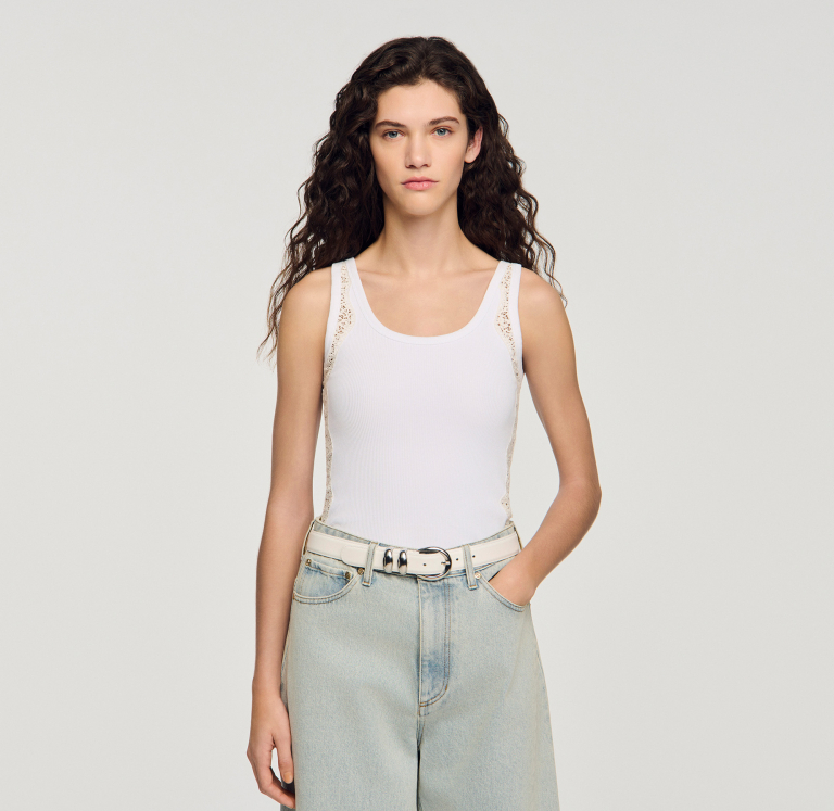 Жіночий білий топ з мереживним оздобленням