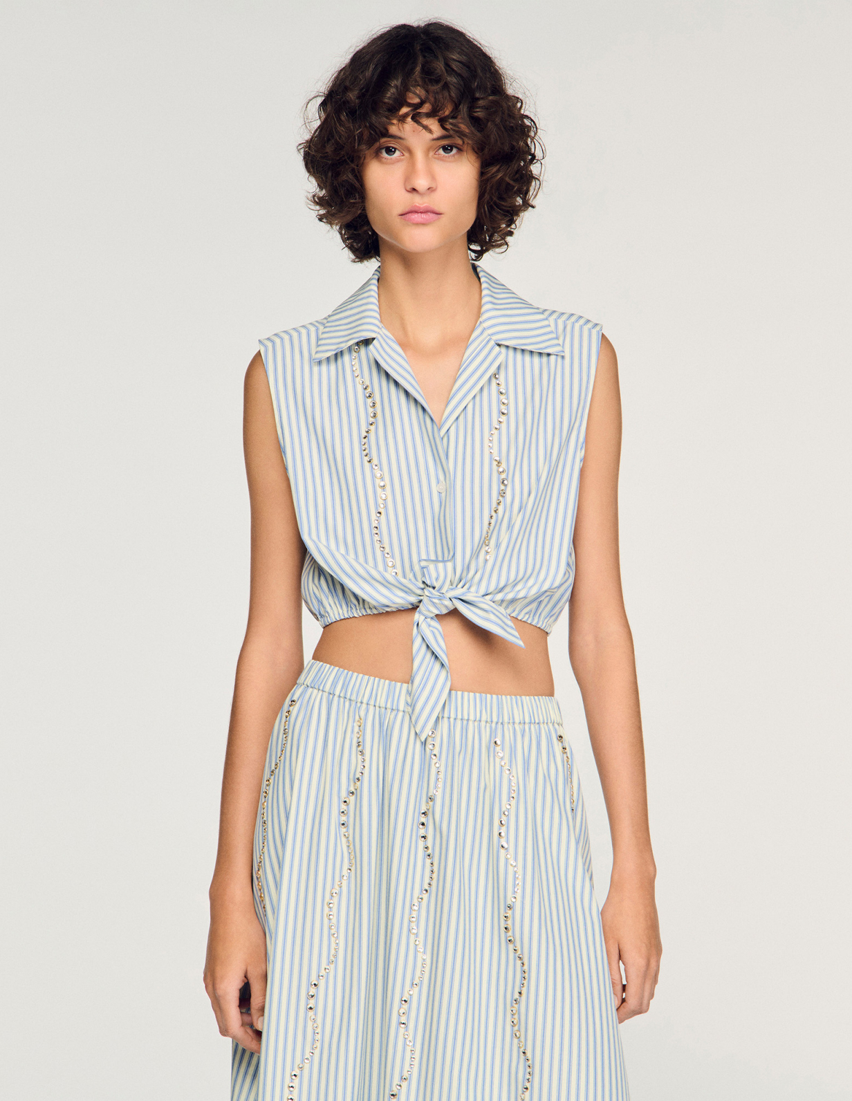 Жіноча коротка смугаста сорочка зі стразами_4