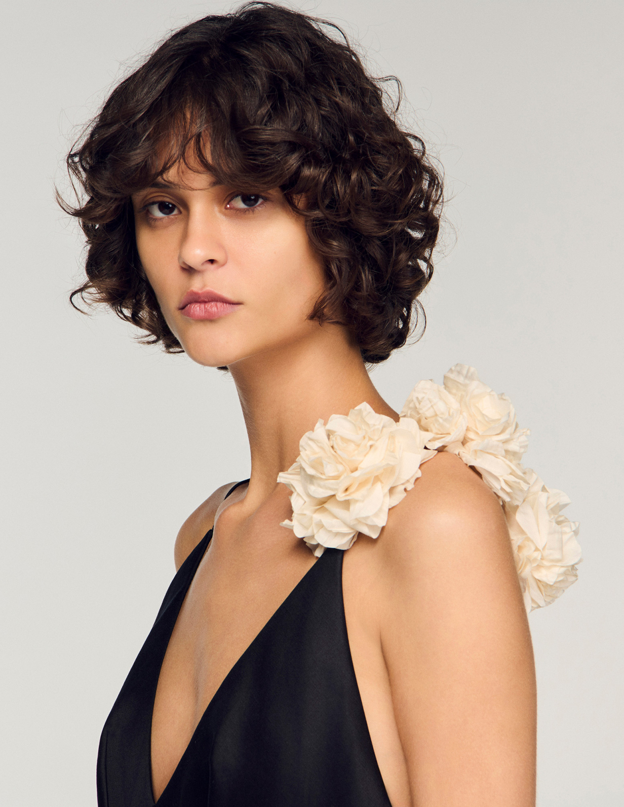 Жіноча чорна сукня з оборками_3