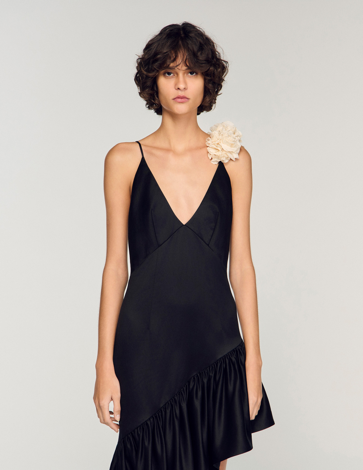 Жіноча чорна сукня з оборками_4