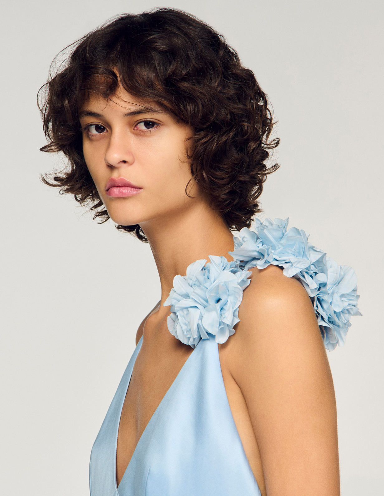 Женское голубое платье с оборками_3