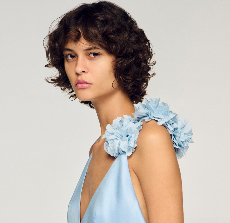 Женское голубое платье с оборками