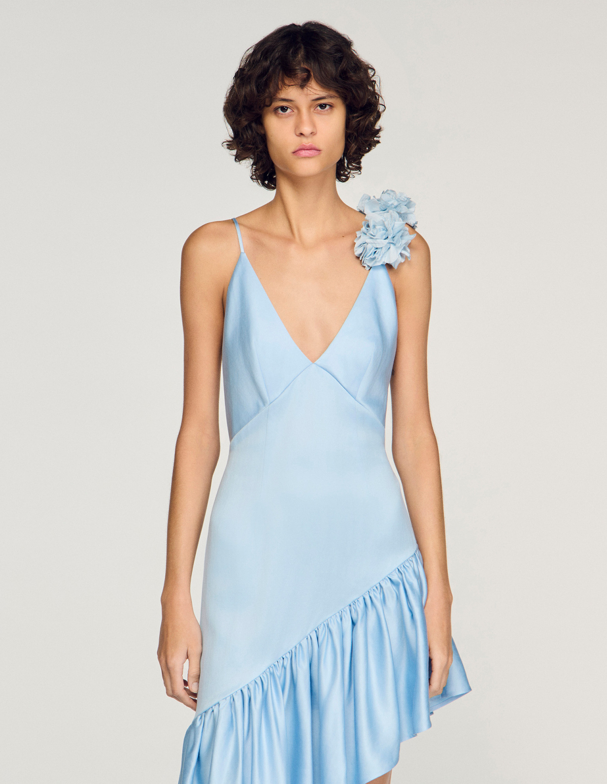 Женское голубое платье с оборками_4