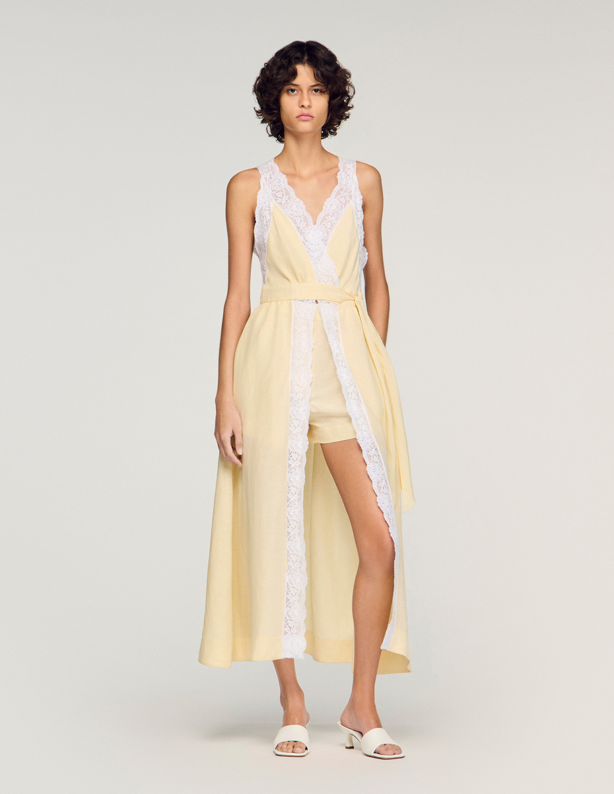 Жіноча молочна сукня з мереживним оздобленням_1