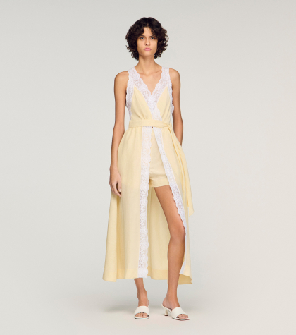 Жіноча молочна сукня з мереживним оздобленням