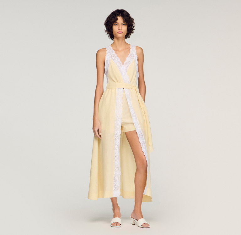 Жіноча молочна сукня з мереживним оздобленням