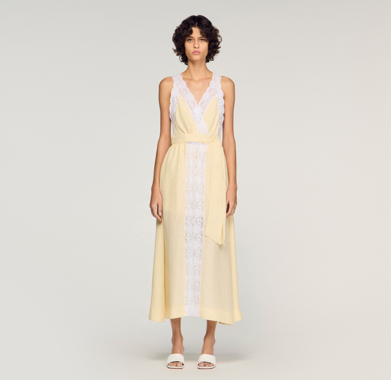 Жіноча молочна сукня з мереживним оздобленням