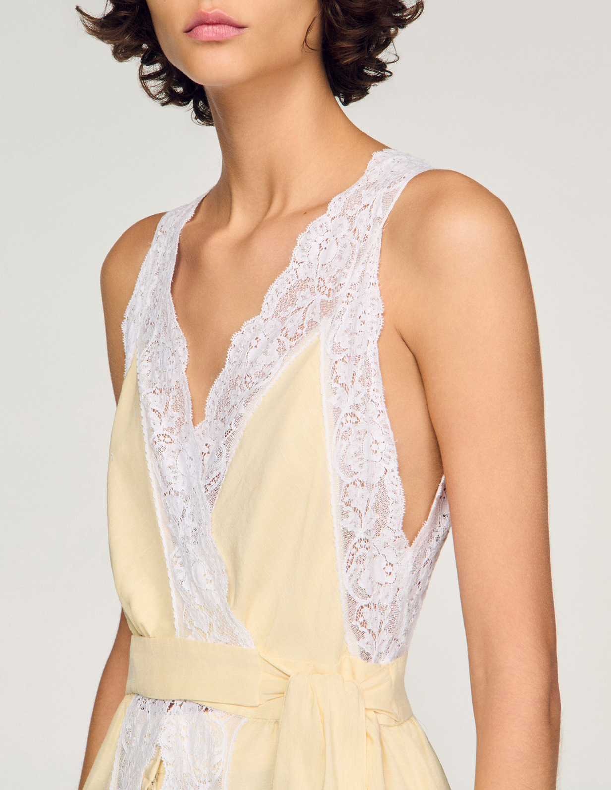 Жіноча молочна сукня з мереживним оздобленням_3