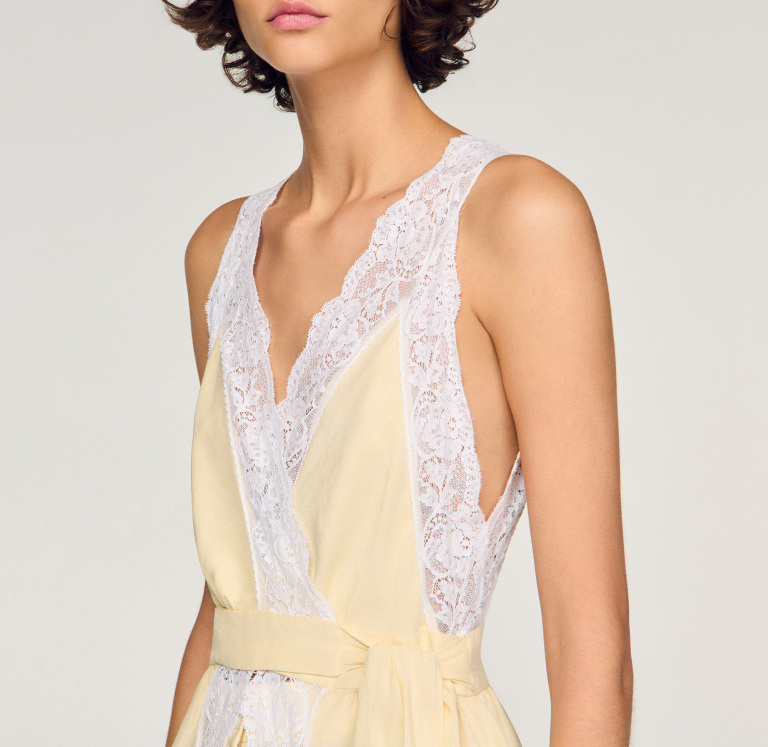 Жіноча молочна сукня з мереживним оздобленням