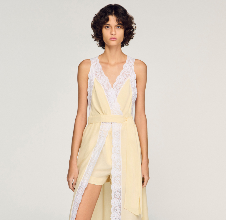 Жіноча молочна сукня з мереживним оздобленням