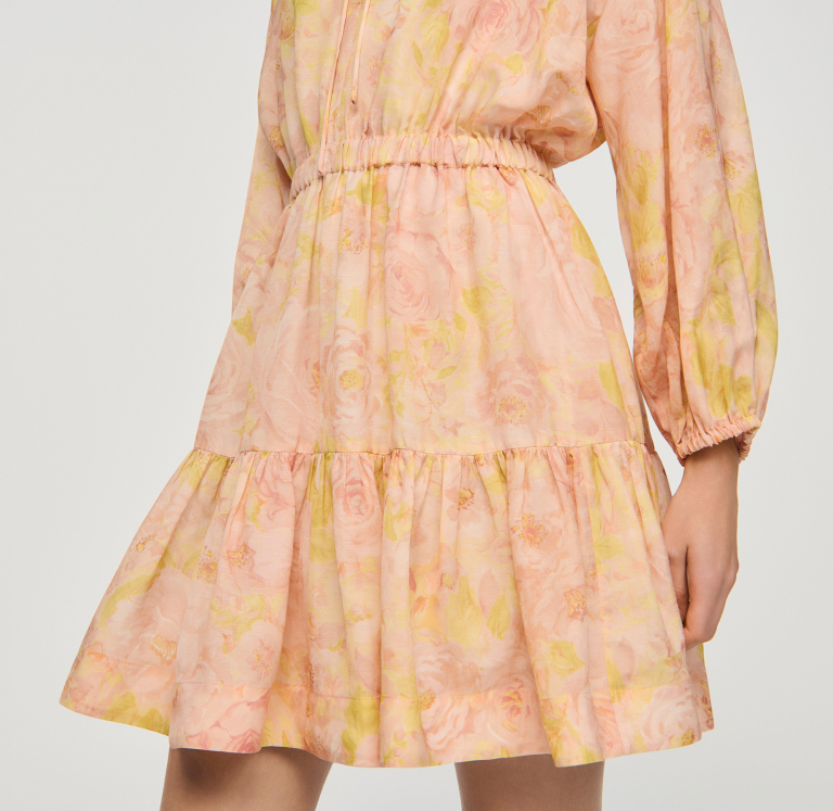 Женкое короткое платье с цветочным принтом