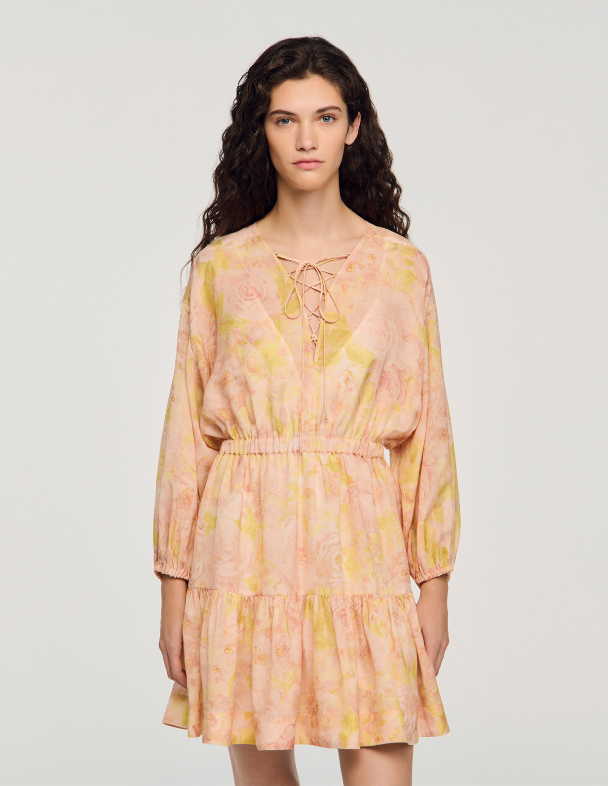 Женкое короткое платье с цветочным принтом_4