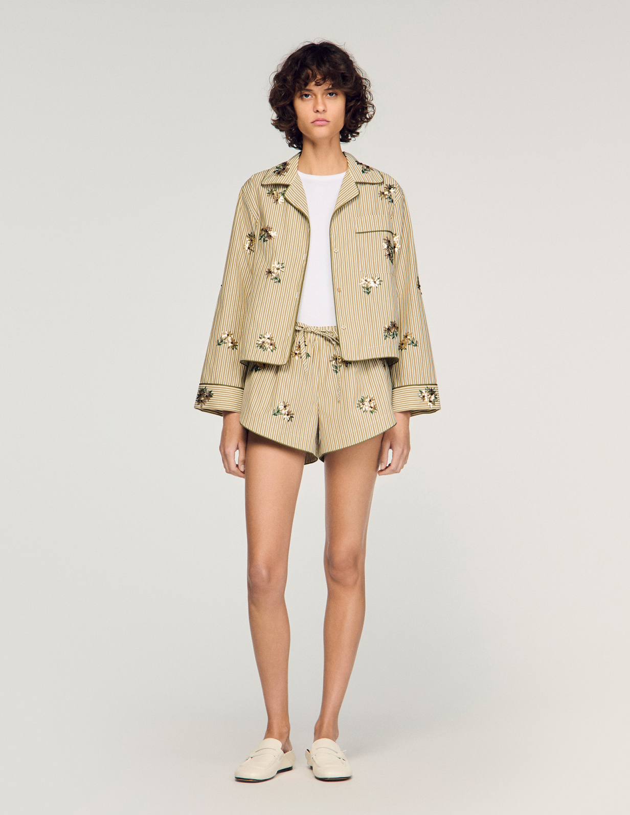 Женские полосатые шорты с цветочной вышивкой_1