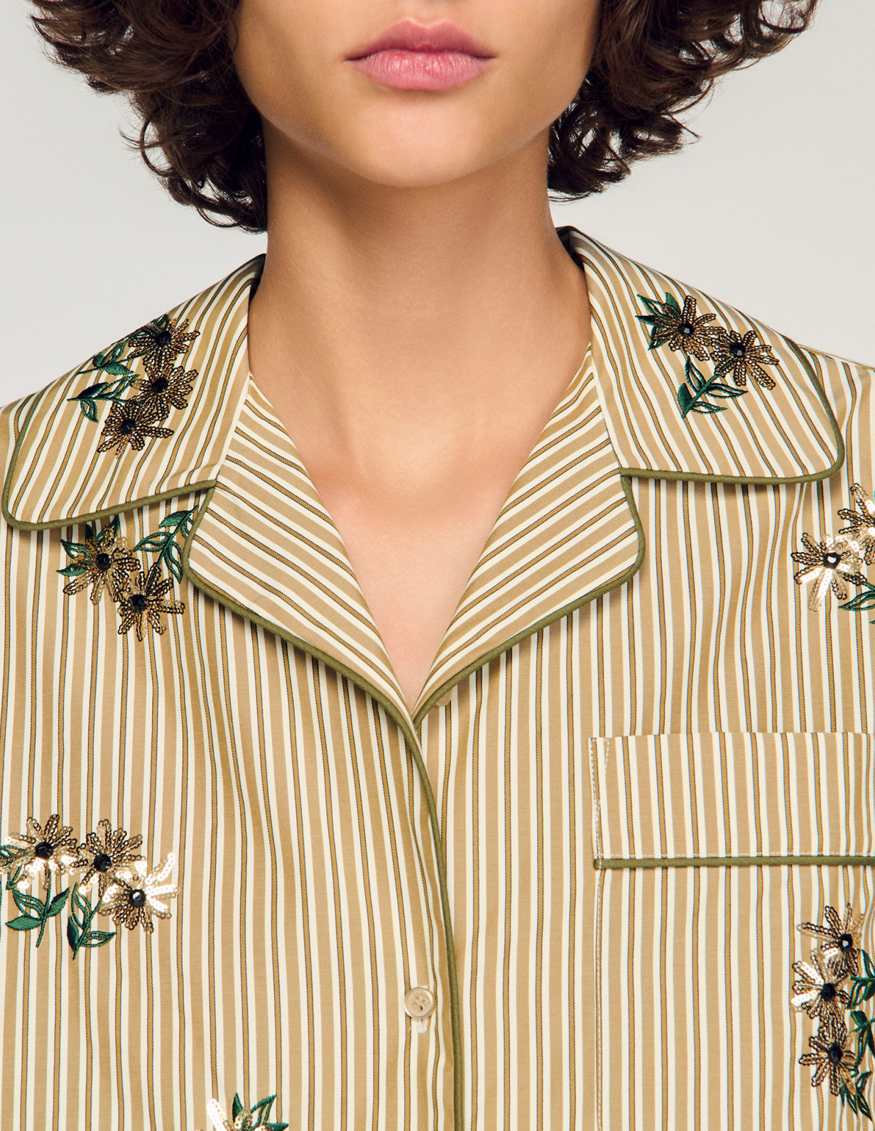 Жіноча смугаста сорочка з квітковою вишивкою_3