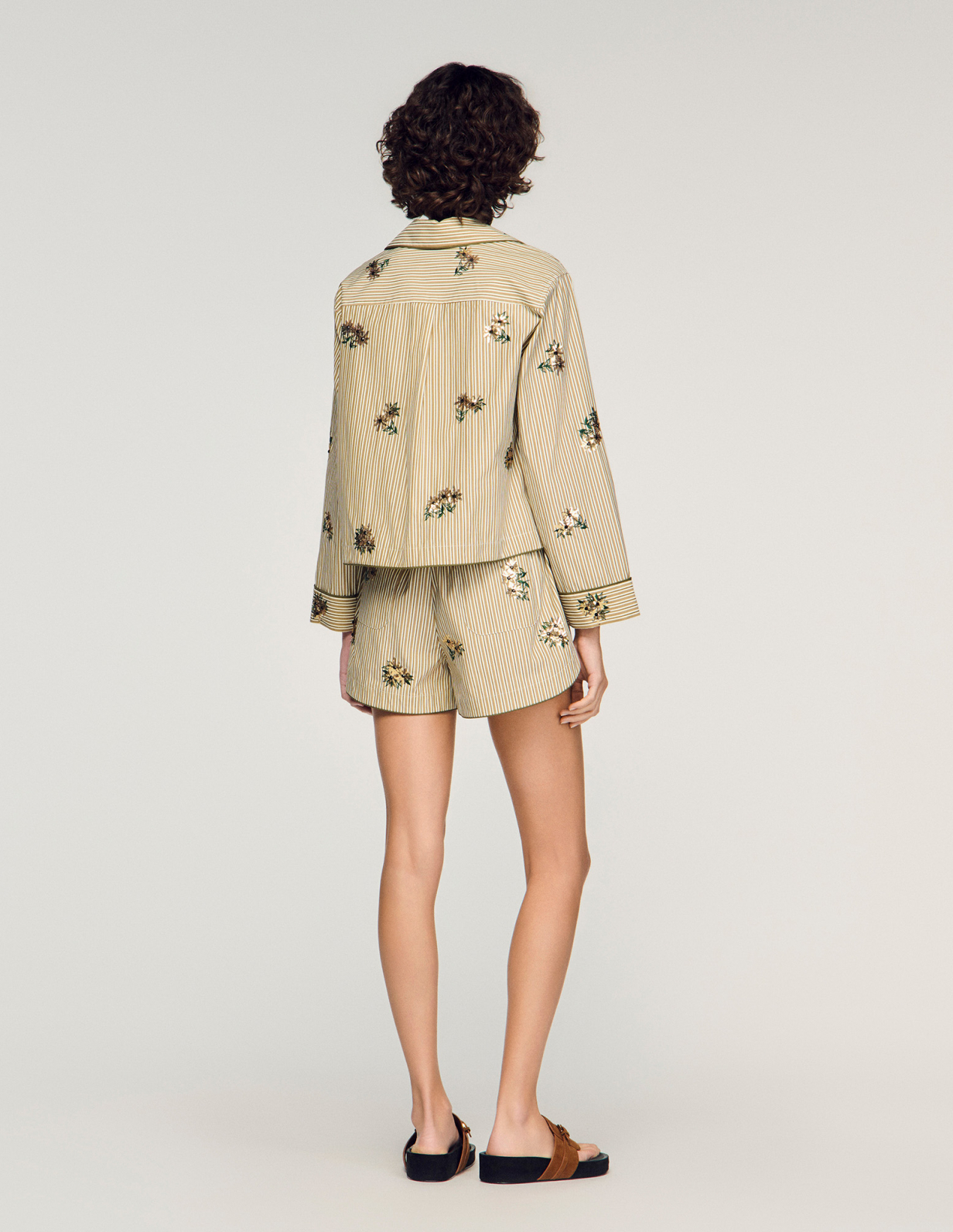 Жіноча смугаста сорочка з квітковою вишивкою_5