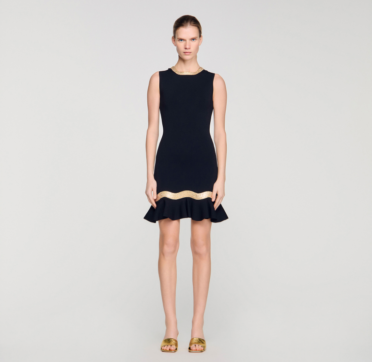 Женское короткое платье с металлической цепочкой