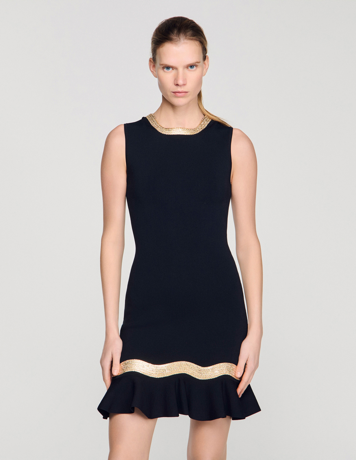 Женское короткое платье с металлической цепочкой_4