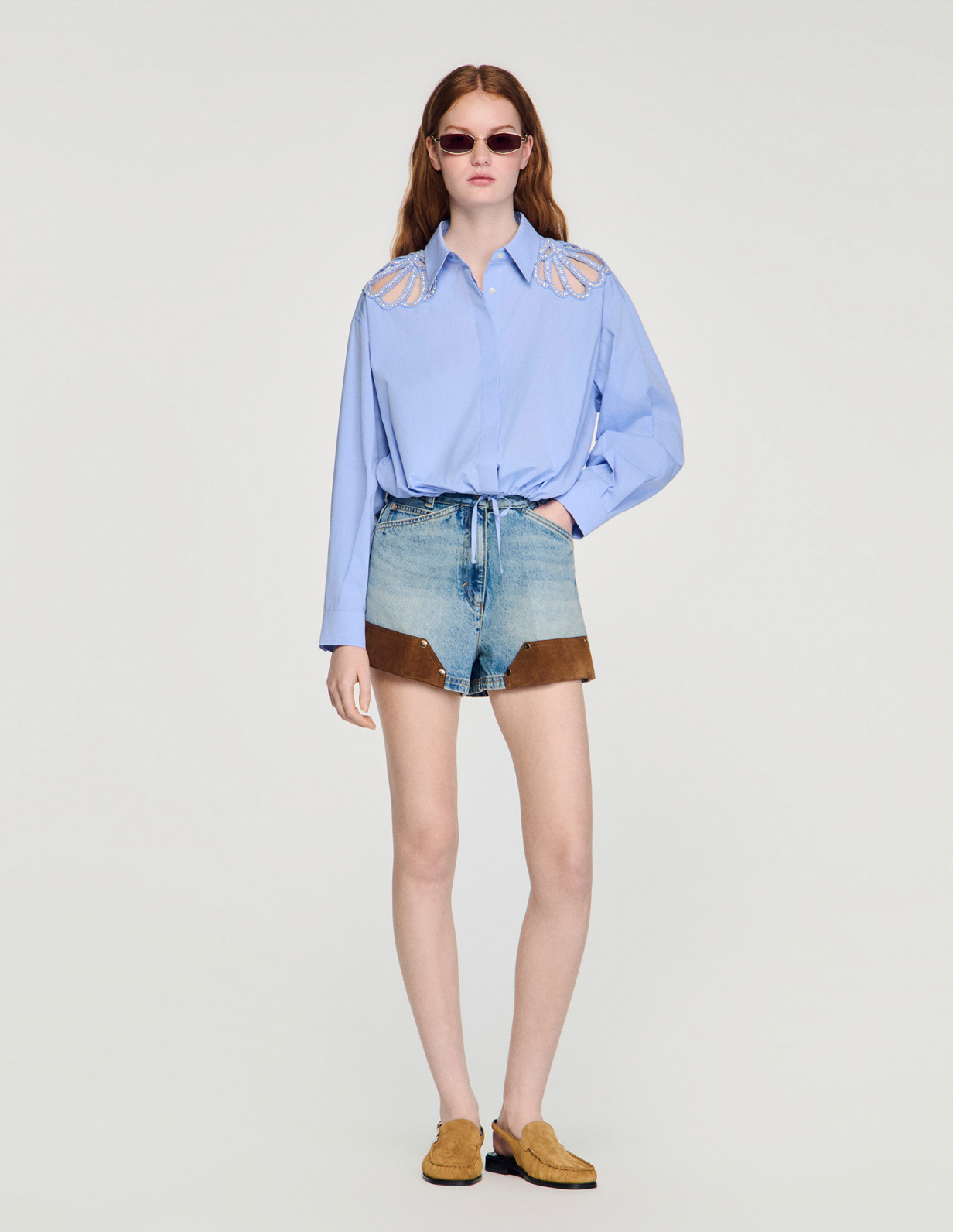 Женская голубая рубашка с вышитыми деталями_1