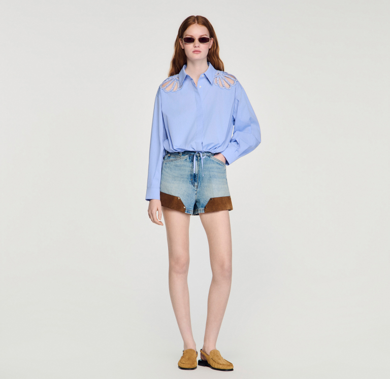 Женская голубая рубашка с вышитыми деталями