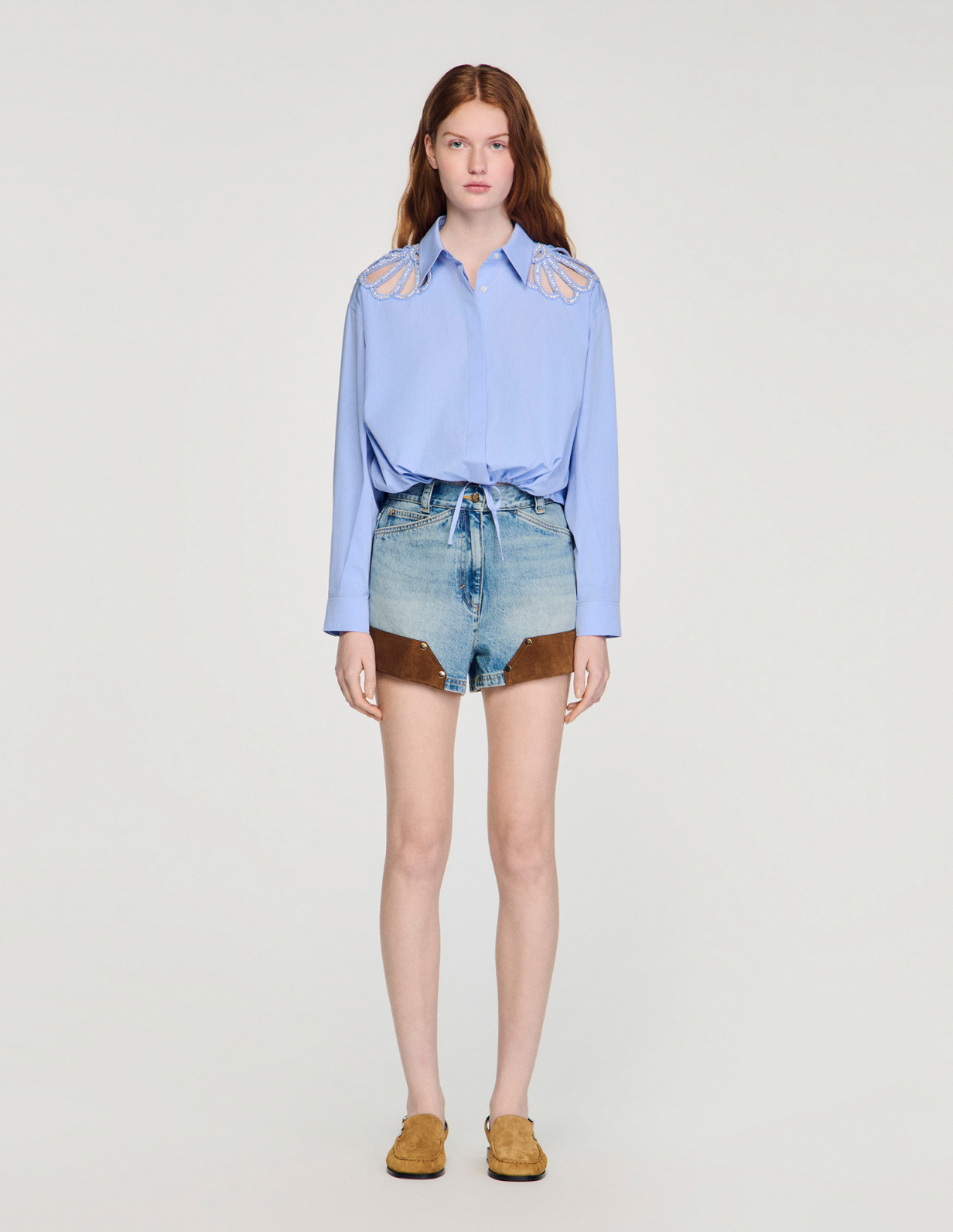Женская голубая рубашка с вышитыми деталями_2
