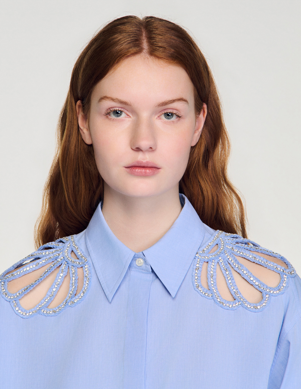 Женская голубая рубашка с вышитыми деталями_3