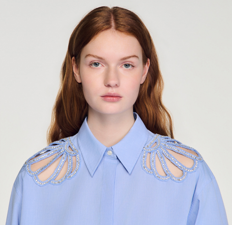 Женская голубая рубашка с вышитыми деталями