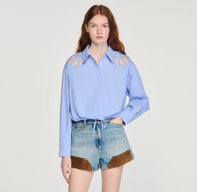 Женская голубая рубашка с вышитыми деталями