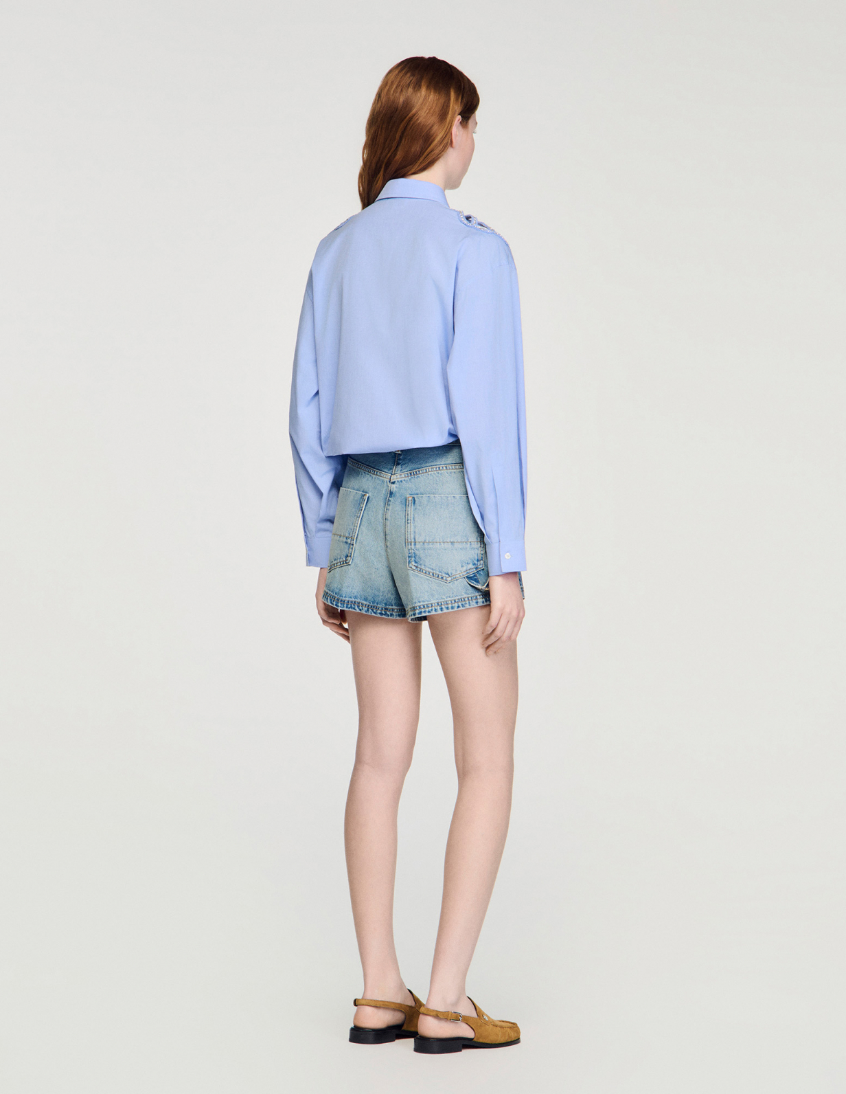 Женская голубая рубашка с вышитыми деталями_5