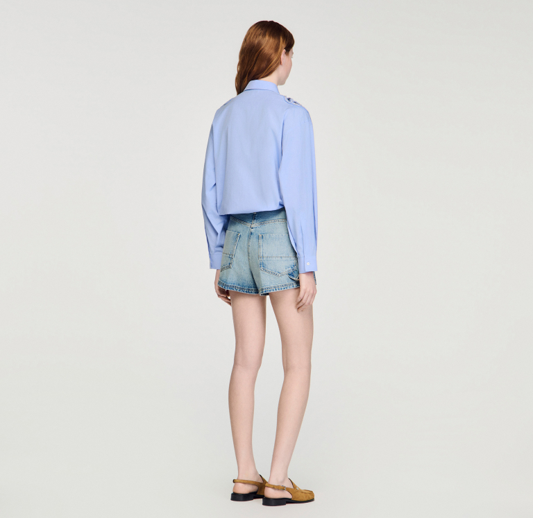 Женская голубая рубашка с вышитыми деталями