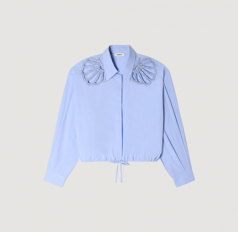 Женская голубая рубашка с вышитыми деталями