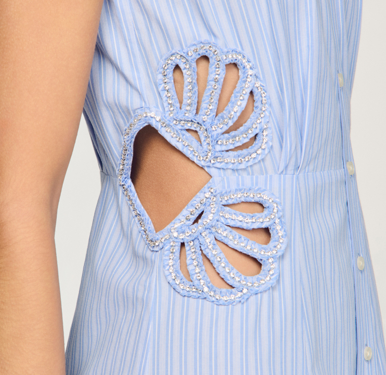 Жіноча смугаста сукня з вишитими деталями