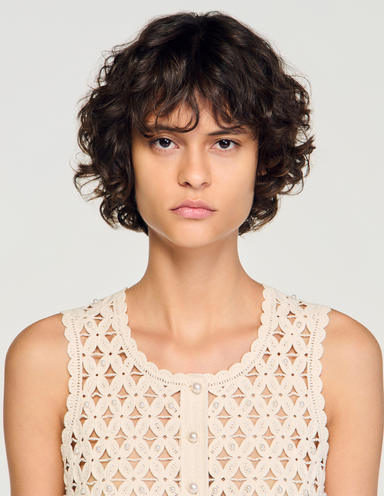 Жіночий молочний в'язаний топ з перлами_3