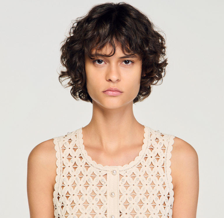 Жіночий молочний в'язаний топ з перлами