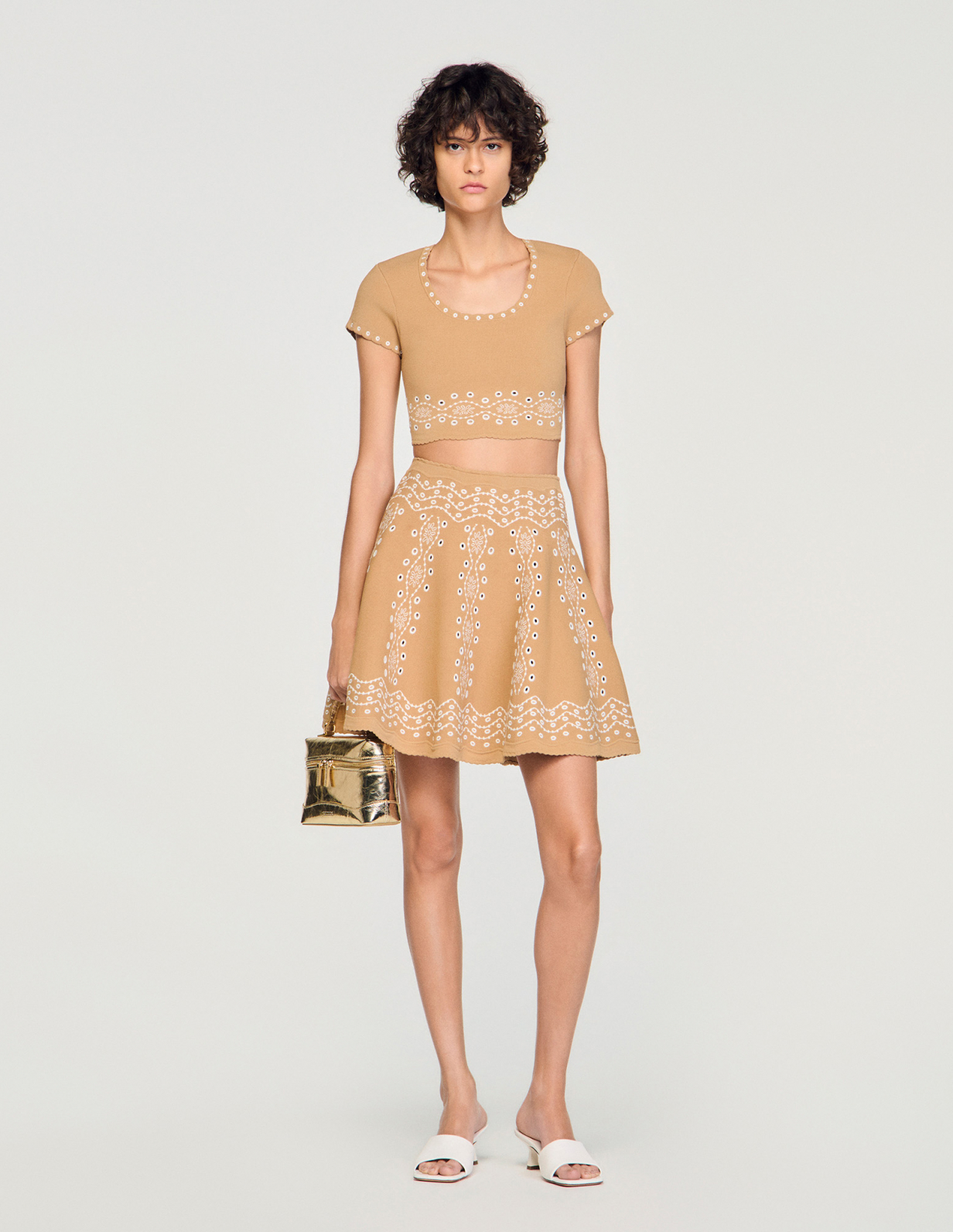 Жіночий бежевий топ з контрастною вишивкою_1