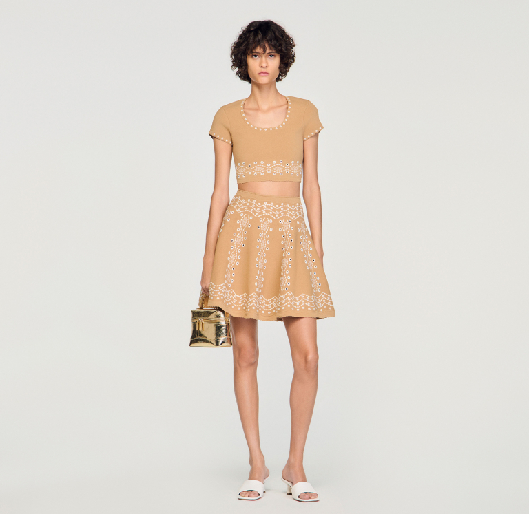 Жіночий бежевий топ з контрастною вишивкою