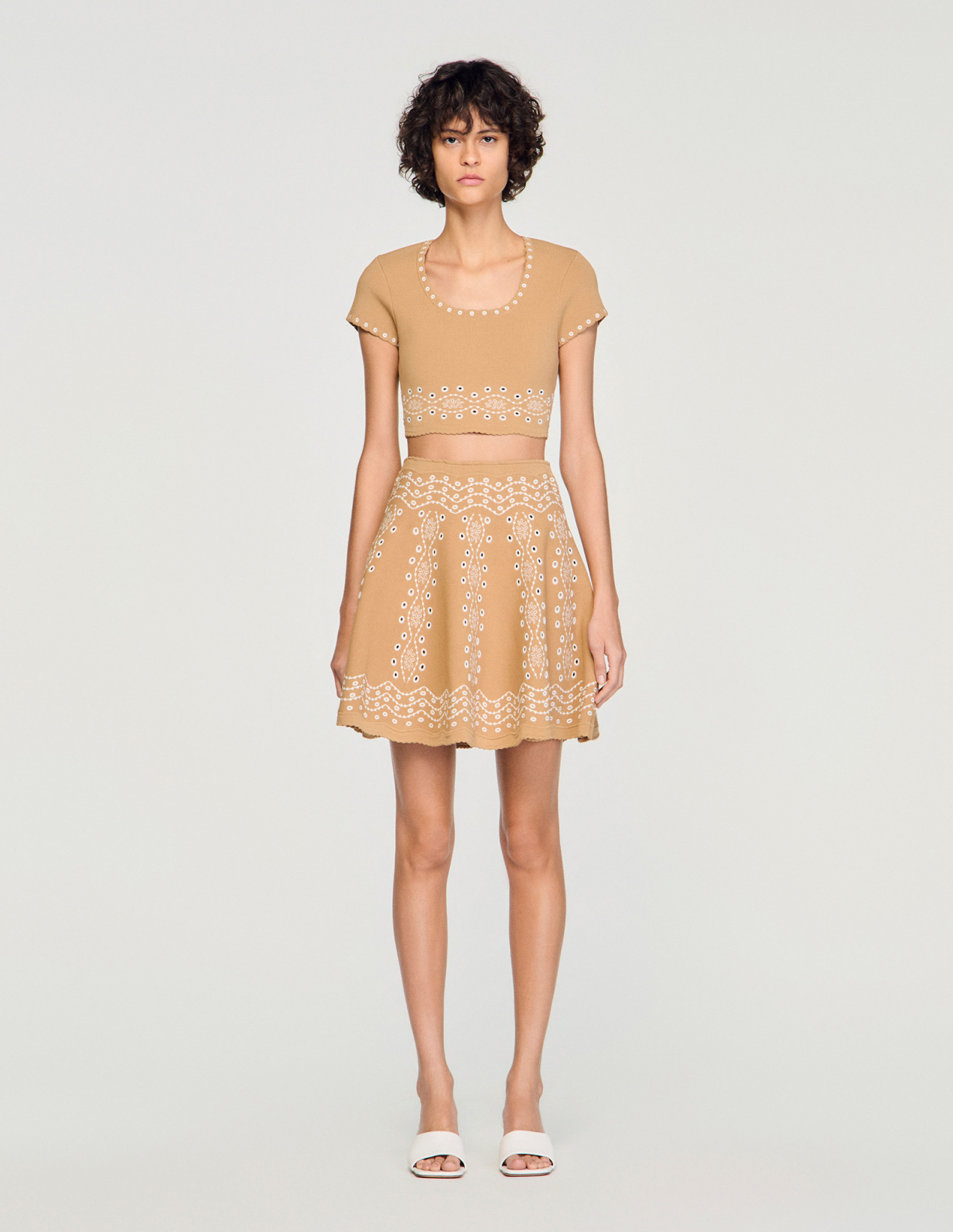 Жіночий бежевий топ з контрастною вишивкою_2