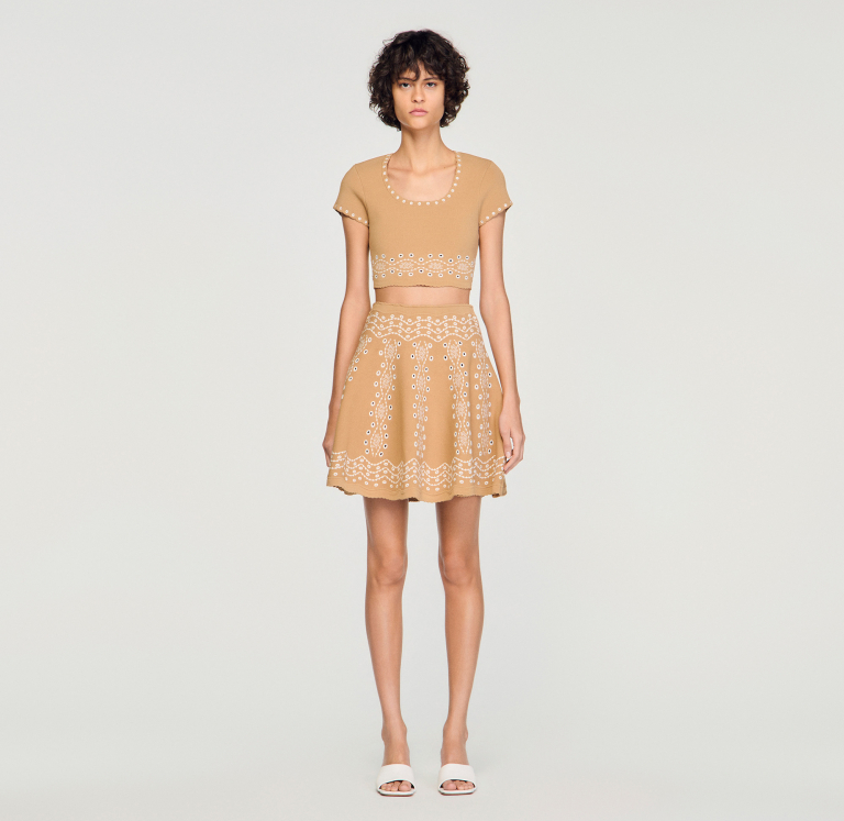 Жіночий бежевий топ з контрастною вишивкою