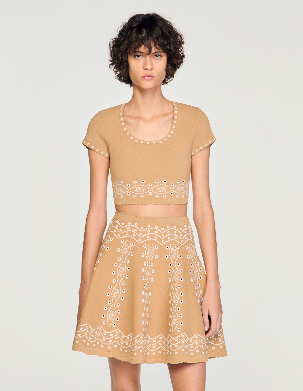 Жіночий бежевий топ з контрастною вишивкою_4