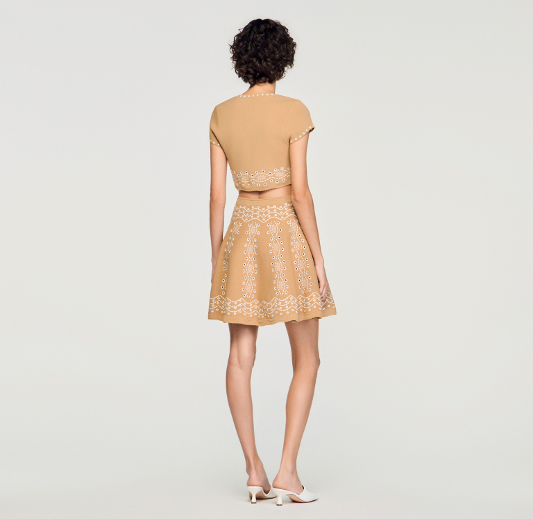 Жіночий бежевий топ з контрастною вишивкою