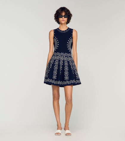 Женское короткое вязаное платье с вышивкой