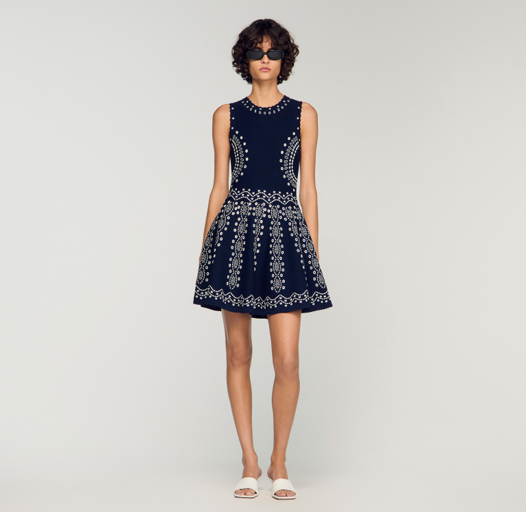 Женское короткое вязаное платье с вышивкой