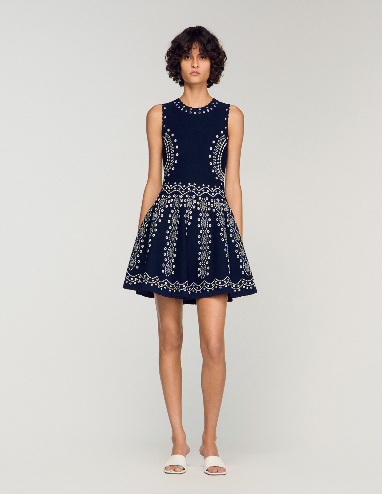 Женское короткое вязаное платье с вышивкой_2