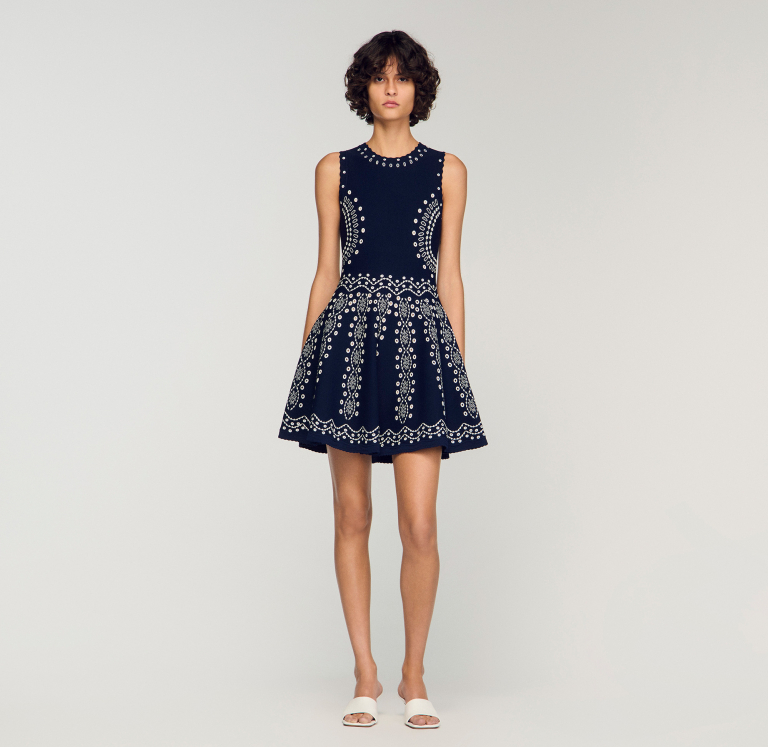 Женское короткое вязаное платье с вышивкой