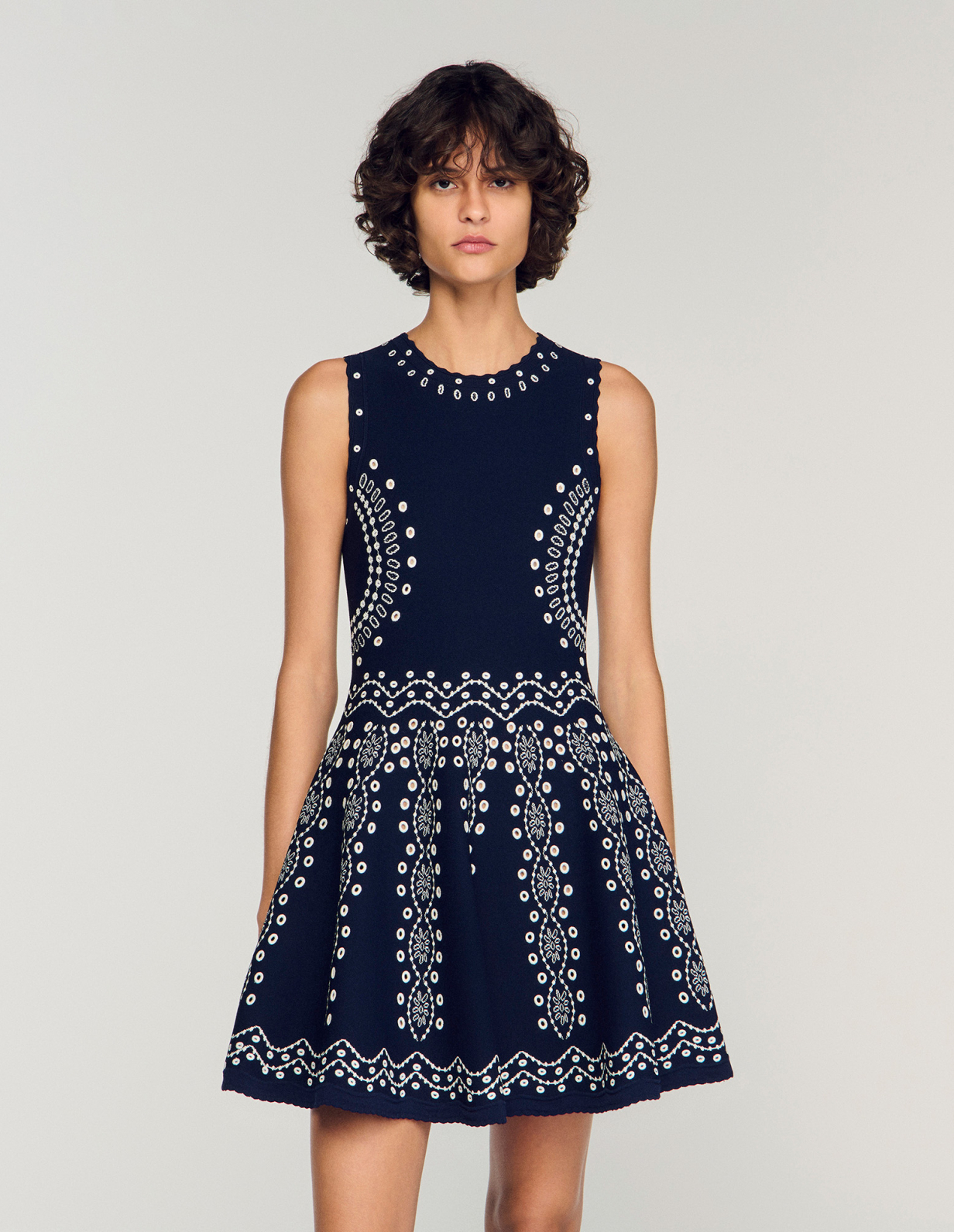 Женское короткое вязаное платье с вышивкой_4