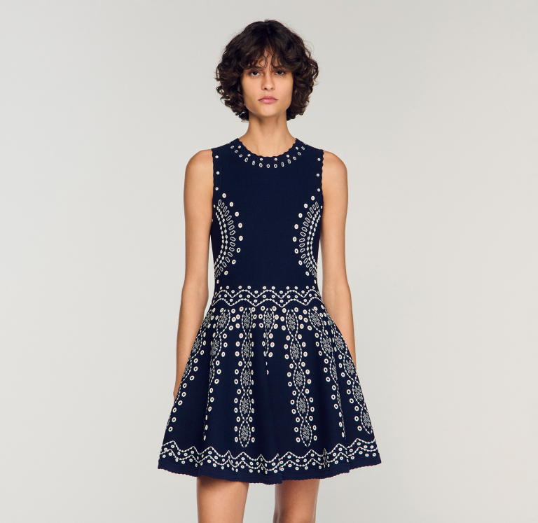 Женское короткое вязаное платье с вышивкой