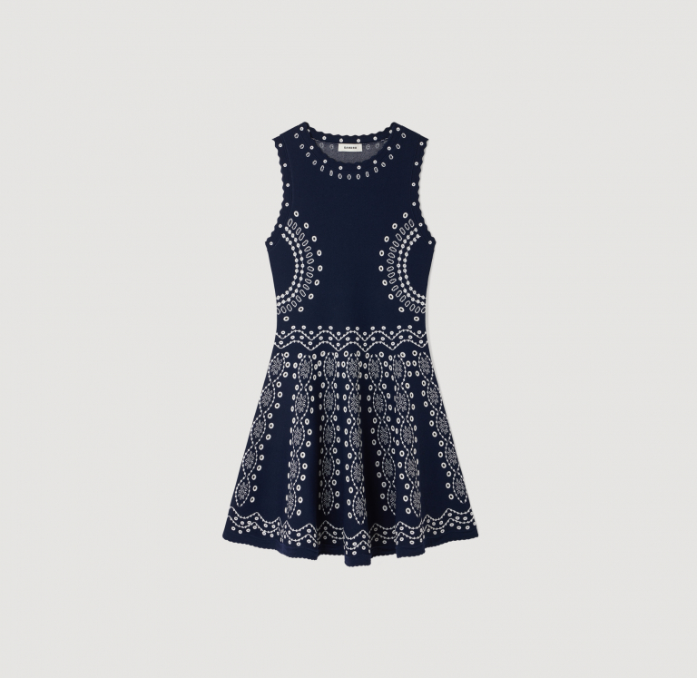 Женское короткое вязаное платье с вышивкой