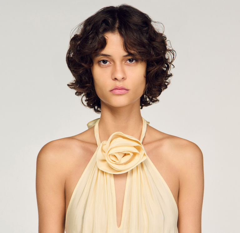 Женское длинное платье с цветочной аппликацией