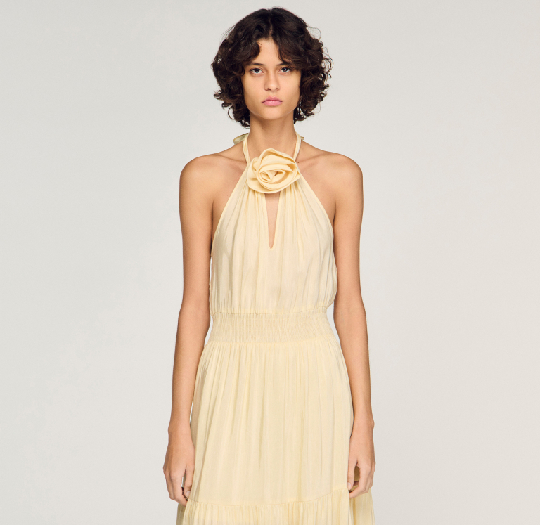 Женское длинное платье с цветочной аппликацией