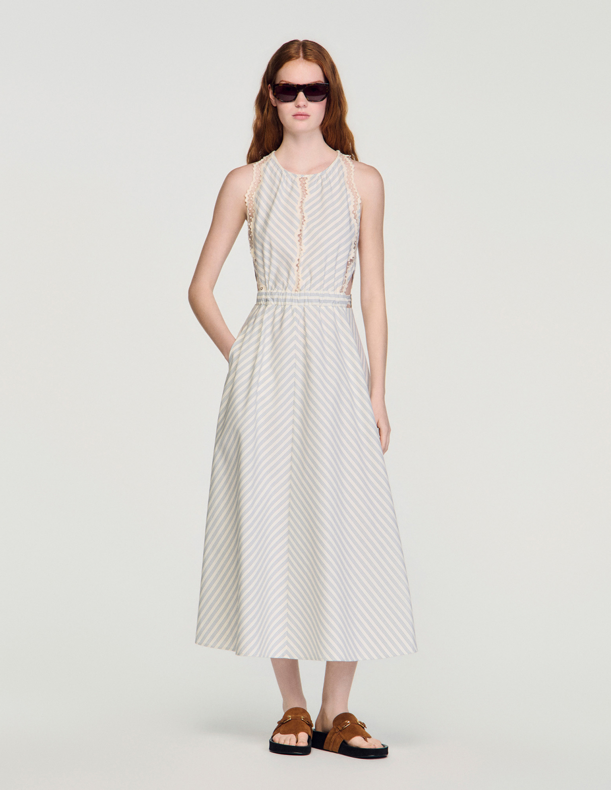 Жіноча смугаста сукня з мереживними деталями_1