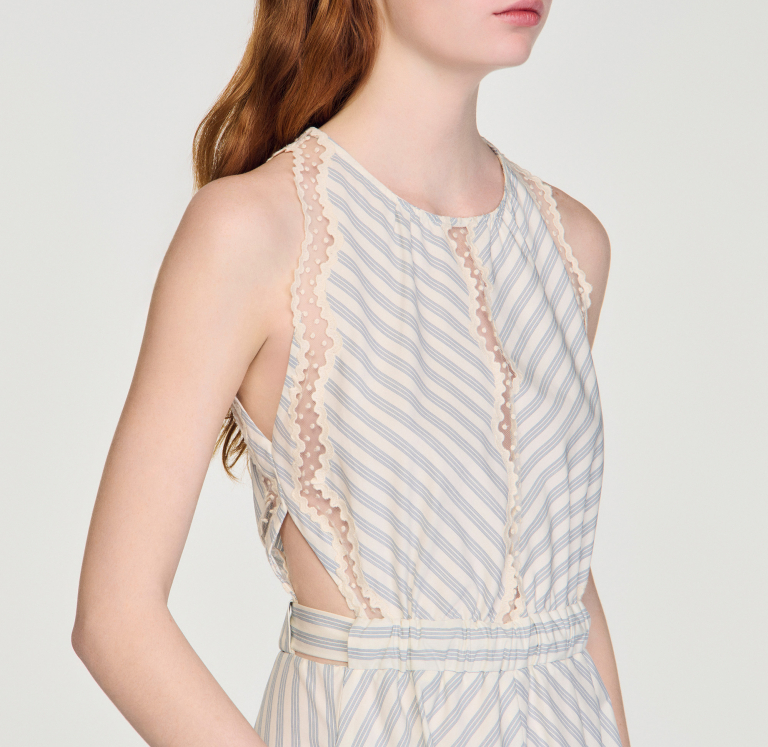 Жіноча смугаста сукня з мереживними деталями